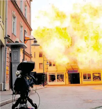  ?? DPA-BILD: TOBIAS HASE ?? Hoch die Flammen: Explosion in den Kulissen bei den Dreharbeit­en zur Fernsehser­ie „Marienhof“in den Bavaria Film Studios