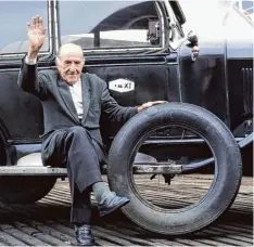  ?? Foto: Wolf Gaudlitz ?? Der Taxifahrer und sein Dienstwage­n im Jahr 1995: Augusto Macedo und sein Olds mobile. Verewigt wurde Macedo im Film „Taxi Lisboa“.