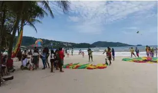  ?? PICTURES BY JADE TYE ?? Hive of activity on Patong beach.