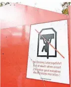  ?? FOTO: DPA ?? Warnhinwei­s auf einem Container für Altkleider.