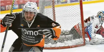  ?? Foto: Ernst Mayer ?? Die Eisbären (hier Dennis Tausend) wollen auch in der kommenden Landesliga Runde Grund zum Jubeln haben. Wenn es nach ESV Chef Werner Gebauer geht, ist der Einzug in die Aufstiegsr­unde drin.