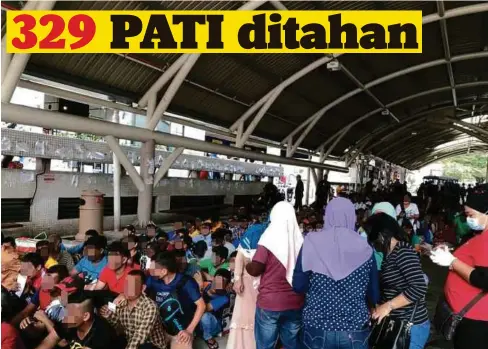  ??  ?? PEKERJA asing yang diperiksa dalam Ops Mega 3.0 yang dijalankan sekitar Jalan Petaling, Lebuh Pudu dan Jalan Tun Perak, semalam.