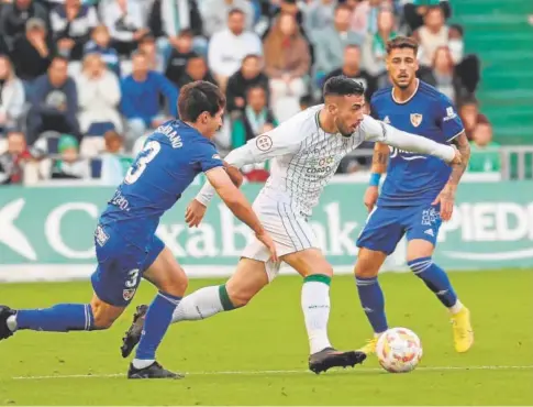  ?? // VALERIO MERINO ?? Carlos Puga conduce el balón ante los rivales que salen al paso