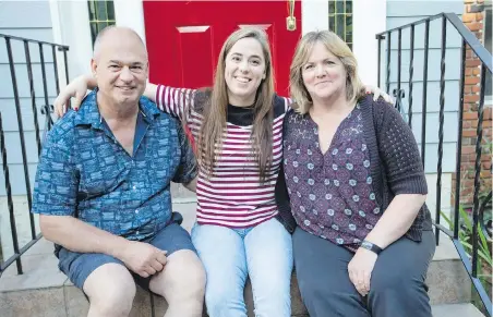  ?? DARREN STONE, TIMES COLONIST ?? Chelsea Kutyn, centre, with parents Greg and Cindy Kutyn.