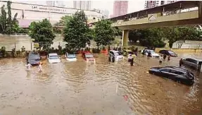  ?? PIC BY ASWADI ALIAS NSTP ?? Vehicles stranded in floodwater­s in Kuala Lumpur in August.