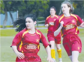  ??  ?? Right: Liz Beard gives chase in a gallant effort by Drouin Dragons in the senior women’s match.