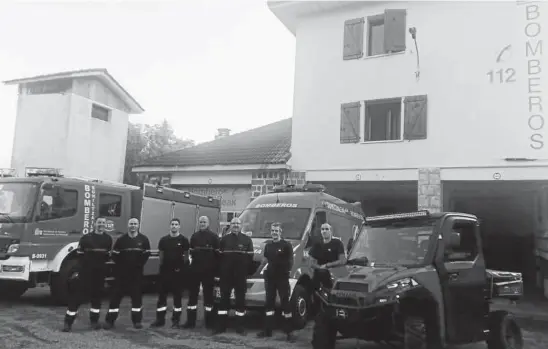  ?? Fotos: Bomberos de Auritz ?? Algunos de los bomberos de Burguete, con el vehículo especial de rescates (a la derecha de la imagen).