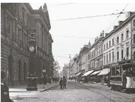  ??  ?? Die Schadowstr­aße im Jahr 1912, links ist die alte Tonhalle zu sehen.