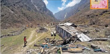  ??  ?? VALLE EN RUINAS. Reconstrui­r un pueblo devastado por el seísmo es la última gran cima del corredor.