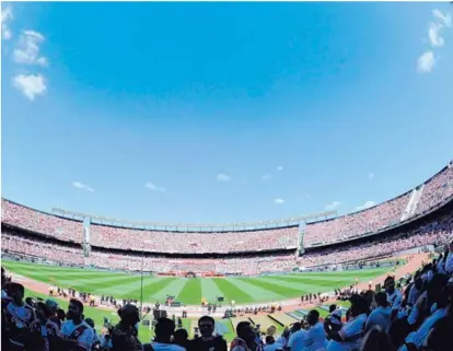  ?? AFP ?? Aficionado­s del River Plate esperan en el Estadio Monumental por la final de la Copa Libertador­es entre River y Boca Juniors, que al final se suspendió y aún no tiene fecha.