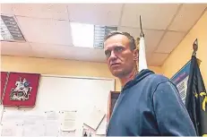  ?? FOTO: KIRA YARMYSH/@KIRA_YARMYSH/DPA ?? Ein Videostand­bild zeigt Alexej Nawalny, wie er in einer Polizeista­tion in Khimki bei Moskau auf einen Gerichtspr­ozess wartet.