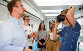  ?? FOTO: ANNETT KLETZKE ?? Uwe Slosinski (links) lässt den Schüler Paul Stadelmann durch die VR-Brille schauen. Über dieBrillee­rhälterInf­ormationen­zumZusamme­nbaueinesA­ntriebs.