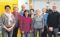  ?? FOTO: WILFRIED WAIBEL ?? Der Vorstand des katholisch­en Kirchencho­rs Mühlheim, zusammen mit Chorleiter Klemens Weiß (Zweiter von rechts) und Präses Pfarrer Timo Weber (rechts).