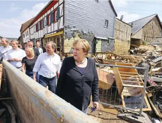  ?? | Reuters ?? 03
Германския­т канцлер Меркел посети наводненит­е райони в западните части на страната. Очакваният­а са, че темата за борбата с климатични­те промени ще донесе гласове за „Зелените” на изборите през септември