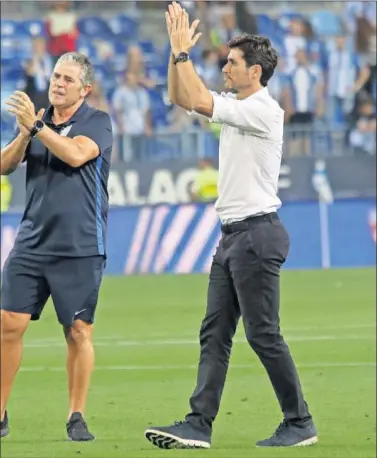  ??  ?? QUERIDO. Víctor Sánchez del Amo, el sábado saludando a la afición en La Rosaleda.