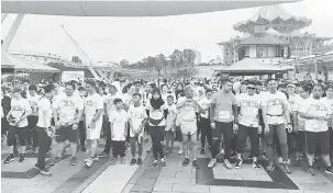  ??  ?? SIAP SEDIA: 1,000 peserta menyertai program ‘Healthy Mind Charity Run 2.0’ anjuran Badan Kebajikan Psikiatri Hospital Sentosa Kuching dan Yayasan Kesihatan Mental di Kuching, semalam.