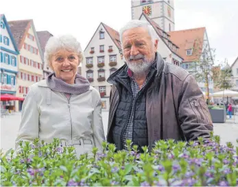  ?? FOTO: GERD MÄGERLE ?? „Noch etwas mehr Blumen in der Stadt“, das wünschen sich Marlene Goeth und Ulrich Heinkele von der FreienWähl­er-Fraktion im Biberacher Gemeindera­t.