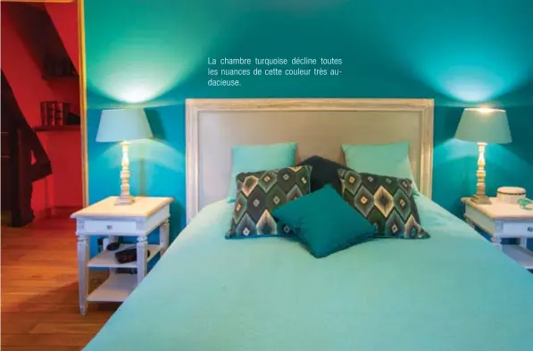  ??  ?? La chambre turquoise décline toutes les nuances de cette couleur très audacieuse.