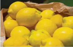  ?? Foto:Andrea Warnecke ?? So ist es riskant, Zitronen zu lagern: Beginnt eine zu schimmeln, ist schnell der ganze Vorrat dahin.