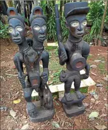  ??  ?? Ces photos, qui montrent des statuettes africaines proposées à la vente en France, ont servi à escroquer une victime.