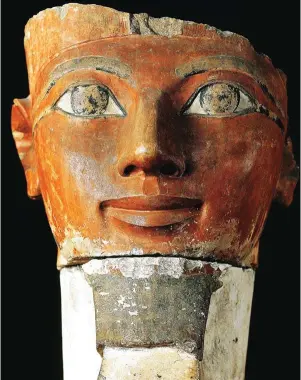  ??  ?? CON TODA LA BARBA. Hatshepsut fue profusamen­te representa­da con los atributos faraónicos: la barba postiza (arriba, talla en Deir el-Bahari) y la doble corona.