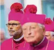  ?? FOTO: DPA ?? Bischof Franz-Peter Tebartz-van Elst (l) neben dem ehemaligen Bischof von Augsburg, Walter Mixa.