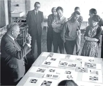  ?? FOTO: FOTOGRAF UNBEKANNT, HFG-ARCHIV ULM/MUSEUM ULM ?? Johannes Itten (links), Maler und lehrender Meister am Bauhaus Weimar, unterricht­ete später an der HfG Ulm.