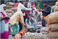  ?? Reuters ?? A vegetable wholesale market in New Delhi on Tuesday. India’s WPI rose a much faster-than-expected 5.70 per cent on higher food, fuel and manufactur­ing costs. —