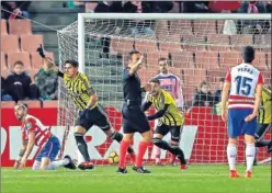  ??  ?? EL 0-1. El suizo Simone Grippo celebra su gol al Granada.