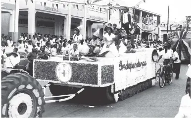  ?? FILE ?? A large crowd watches as the float parade passes through May Pen on Independen­ce Day 1962.