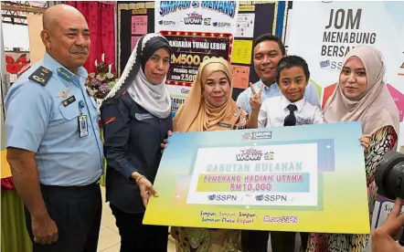  ??  ?? (From left) Brigadier General Abdul Manaf, Mastura, Ranizam, Mohd Ashik, Muhammad Salahuddin and Nurmahayu at the ceremony.