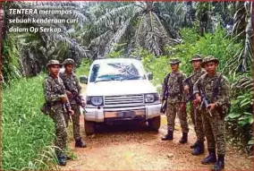  ??  ?? TENTERA merampas sebuah kenderaan curi dalam Op Serkap.