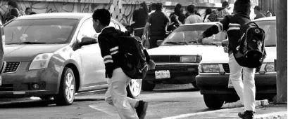  ??  ?? A pesar del desbasto de gasolina, más niños comenzaron a ir a las escuelas. Fotos/ricardo Sánchez