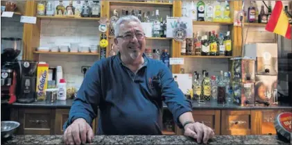  ?? / PACO PUENTES ?? Arriba, José Antonio Herrera, en su bar de El Ejido. Abajo a la izquierda, Manuel Gavilán, en su puesto de chucherías en el mercado de abastos de Algeciras. Abajo a la derecha, Diogo y Alicia Rodríguez.