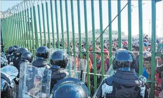  ?? JUAN MANUEL BLANCO / EFE ?? México. Miembros de la Guardia Nacional custodian el paso fronterizo con Guatemala, sobre el río Suchiate.