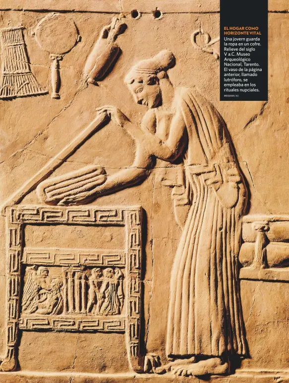  ?? BRIDGEMAN / ACI ?? Una jovern guarda la ropa en un cofre. Relieve del siglo V a.C. Museo Arqueológi­co Nacional, Tarento. El vaso de la página anterior, llamado lutróforo, se empleaba en los rituales nupciales.