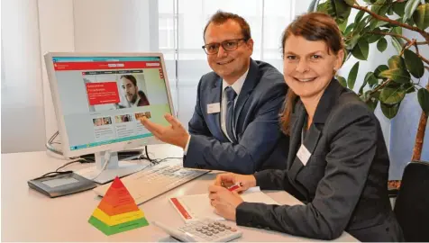  ?? Foto: Walter Kleber/Kreisspark­asse ?? Christian Weh und Pia Diecke teilen sich bei der Kreisspark­asse den Job in der Firmenkund­enberatung. So haben beide mehr Zeit für die Familie und die Teilzeitar­beit wird nicht zur Karrierefa­lle.