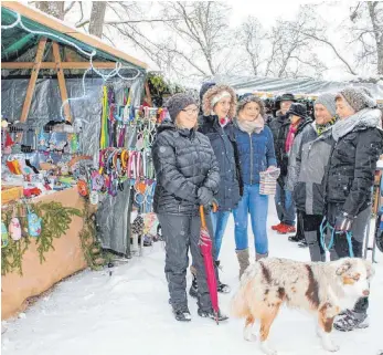  ?? FOTO: SABINE RÖSCH ?? Am Sonntag schneit es fast den ganzen Tag lang heftig. Diejenigen, denen das nichts ausmacht, können in Ruhe stöbern.