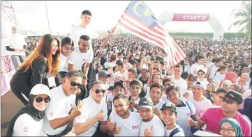  ?? — Bernama photo ?? Hishammudd­in (front third left) together with Malaysian United Run 2017 (MUR2017) participan­ts at Sepang Internatio­nal Circuit.