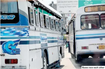  ??  ?? Buses race each other