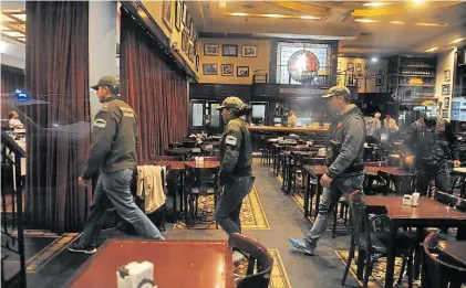  ??  ?? Operativo. El allanamien­to al tradiciona­l café porteño Los Angelitos se realizó el pasado 29 de septiembre.