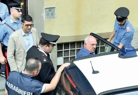  ?? (LaPresse/ Manzoni) ?? Il blitzI carabinier­i di Clusone di prima mattina, ieri, in via della Rocca, dove è stato arrestato l’ex direttore del carcere di Bergamo Antonino Porcino