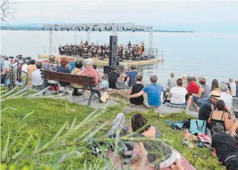  ?? FOTO: LENA REINER ?? Die Seebühne vor dem Graf-Zeppelin-Haus: Zuschauer genießen die leichte Sommerstim­mung.