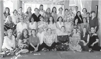  ?? CORTESÍA ?? > Las damas voluntaria­s del Hospital General posaron sonrientes para la foto del recuerdo.