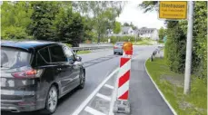  ?? FOTO: HARALD RUPPERT ?? Nach der Ausleitung des Radwegs auf die Teuringer Straße ist die Fahrbahn nur noch 6,10 Meter breit. Um Gefahren für den Auto- und Radverkehr zu beseitigen, schlägt der ADFC eine Begrenzung auf Tempo 40 vor.