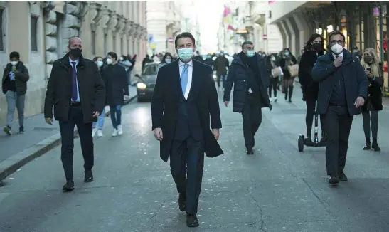  ?? EFE ?? El primer ministro de Italia, Giuseppe Conte, ayer en el centro de Roma