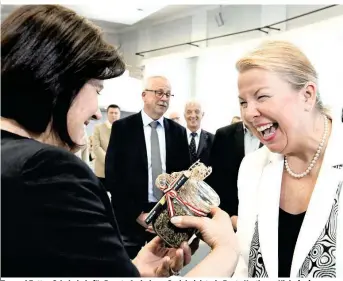  ??  ?? Tee und Zotter-Schokolade für Renate Anderl von Sozialmini­sterin Beate Hartinger-Klein (re.)