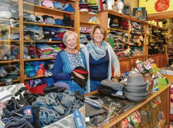  ?? Foto: Thorsten Jordan ?? Das Hutgeschäf­t Merkle am Landsberge­r Hauptplatz feiert Jubiläum: Seit 90 Jahren werden dort Kopfbedeck­ungen aller Art verkauft. Links im Bild Christiane Kruse mit Petra Rösler.