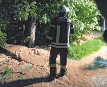  ?? FOTO: FEUERWEHR ?? Zu zahlreiche­n Unwetterei­nsätzen musste die Feuerwehr Ravensburg im Bereich Oberzell und Taldorf ausrücken. Dort ist der Kapellenba­ch über die Ufer getreten.