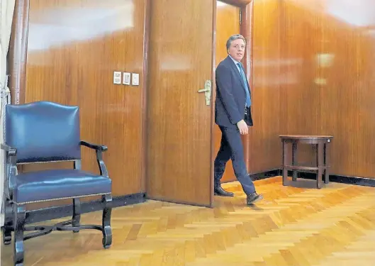 ??  ?? Siempre en apuros. Ministro de Hacienda Nicolás Dujovne, a fines de noviembre, ingresando a un salón próximo a su despacho. REUTERS